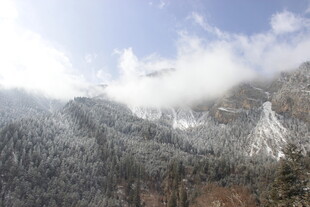 雪覆山峦云雾缭绕美景