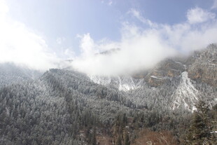雪覆山峦云雾缭绕美景