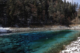 清澈幽蓝的山间静谧湖水