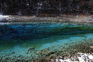 清澈幽蓝的山间湖水
