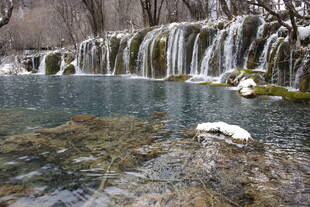 山间清潭瀑布美景