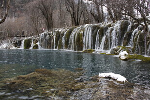 山间瀑布下的清澈水域