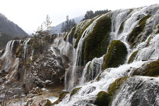 山间覆雪瀑布景观