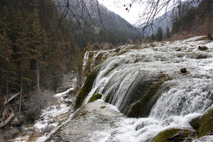 山间湍急瀑布自然美景