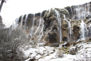 冬日冰雪覆盖的壮观瀑布