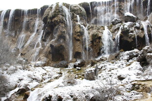 雪覆瀑布美景