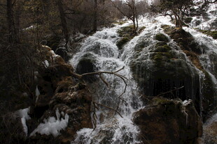 冬日山林中的潺潺瀑布