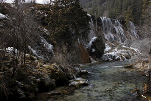 冬日溪流边的冰瀑景观