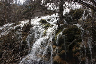 山间瀑布冬日景象