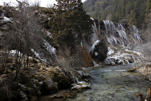 山间溪流瀑布冬日景致
