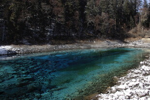 清澈幽蓝的山间静谧湖水