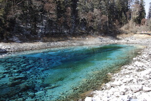 清澈蓝绿色山间小湖
