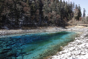 清澈蓝绿色的山间溪流