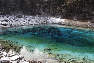 冬日蓝绿色清澈山间小湖