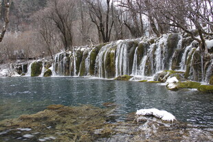 山间瀑布下的清澈水域