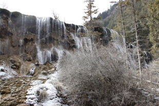 冬日山间瀑布景观