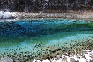 清澈蓝绿色湖水美景