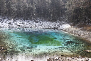 清澈蓝绿相间的山间水潭