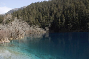 梦幻蓝湖 山林环绕之景