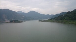 宁静山水间的辽阔江面