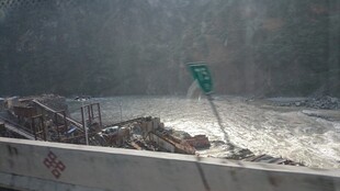 洪水旁的道路与警示标志