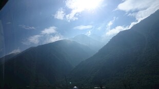 山间阳光穿透云层美景