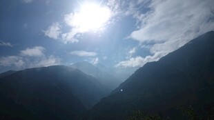 山间晨光 云影与山景交织