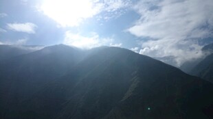 阳光照耀下的巍峨山脉