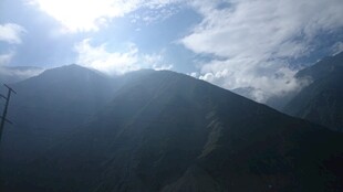 阳光照耀下的巍峨山峰