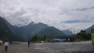 山间开阔地的旅人风景