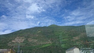 窗外青山蓝天风景图