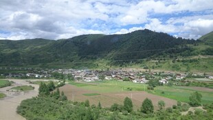 山间村落田园风光