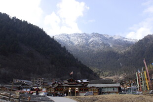 山间村落 雪山下的宁静景致