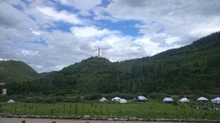 山间美景 蓝天白云与建筑