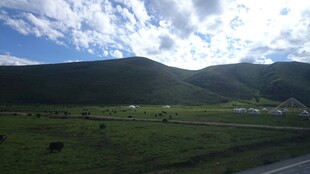 草原山峦间的晴朗风光