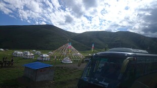 草原风光与车辆