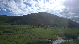 青山绿野间的开阔风光