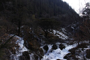 山间冰雪瀑布景观