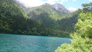 青山环抱的澄澈幽蓝湖泊