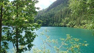 青山环抱的碧绿湖水