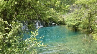 山间幽蓝清澈的溪潭