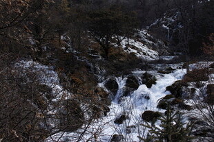 山间溪流瀑布景观