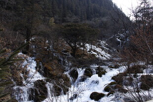 山间冰雪溪流景观