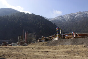 山间工地施工场景