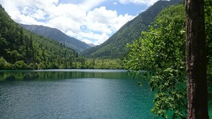 青山环绕的碧绿湖泊