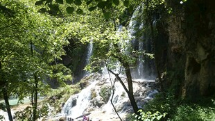 山林间的潺潺瀑布景观