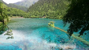 梦幻蓝湖中的竹筏美景