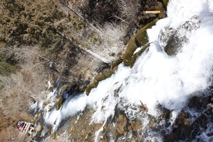 高空俯瞰山间云雾缭绕景象