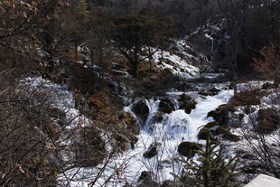 冬日山间溪流雪景