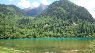 青山绿水间的静谧湖泊